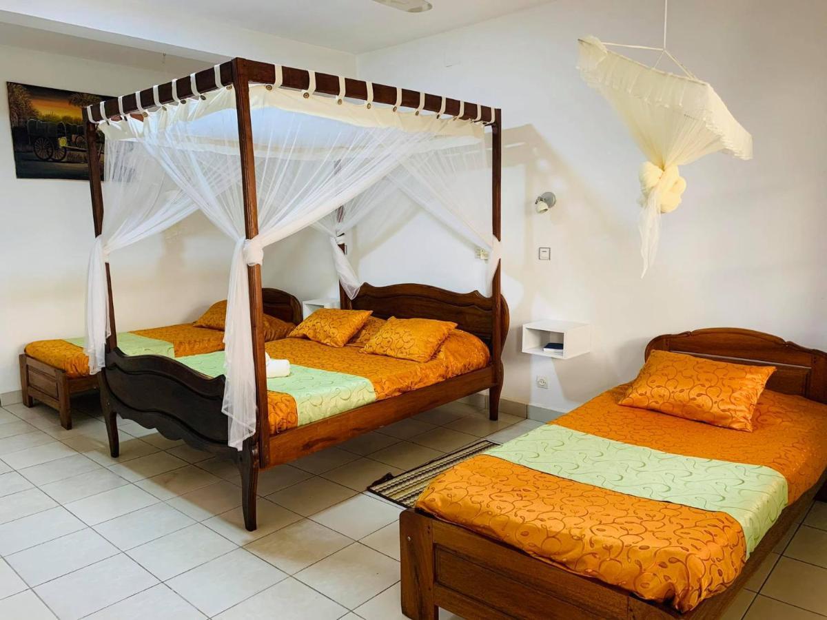 Hotel - Appartement Meuble " Les Flots Bleu " อันตานานารีโว ภายนอก รูปภาพ