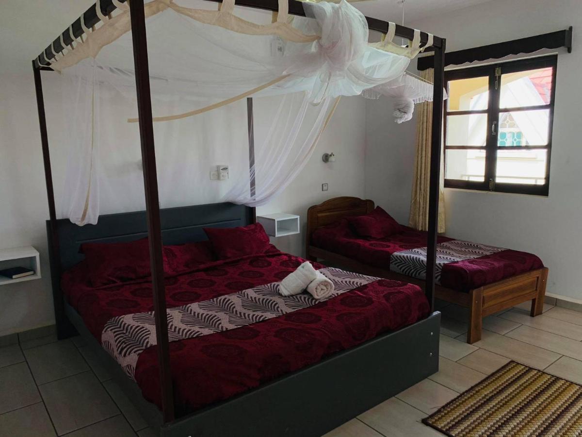 Hotel - Appartement Meuble " Les Flots Bleu " อันตานานารีโว ภายนอก รูปภาพ