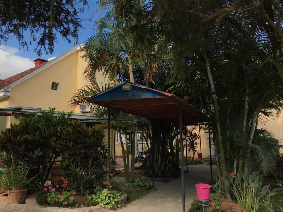 Hotel - Appartement Meuble " Les Flots Bleu " อันตานานารีโว ภายนอก รูปภาพ